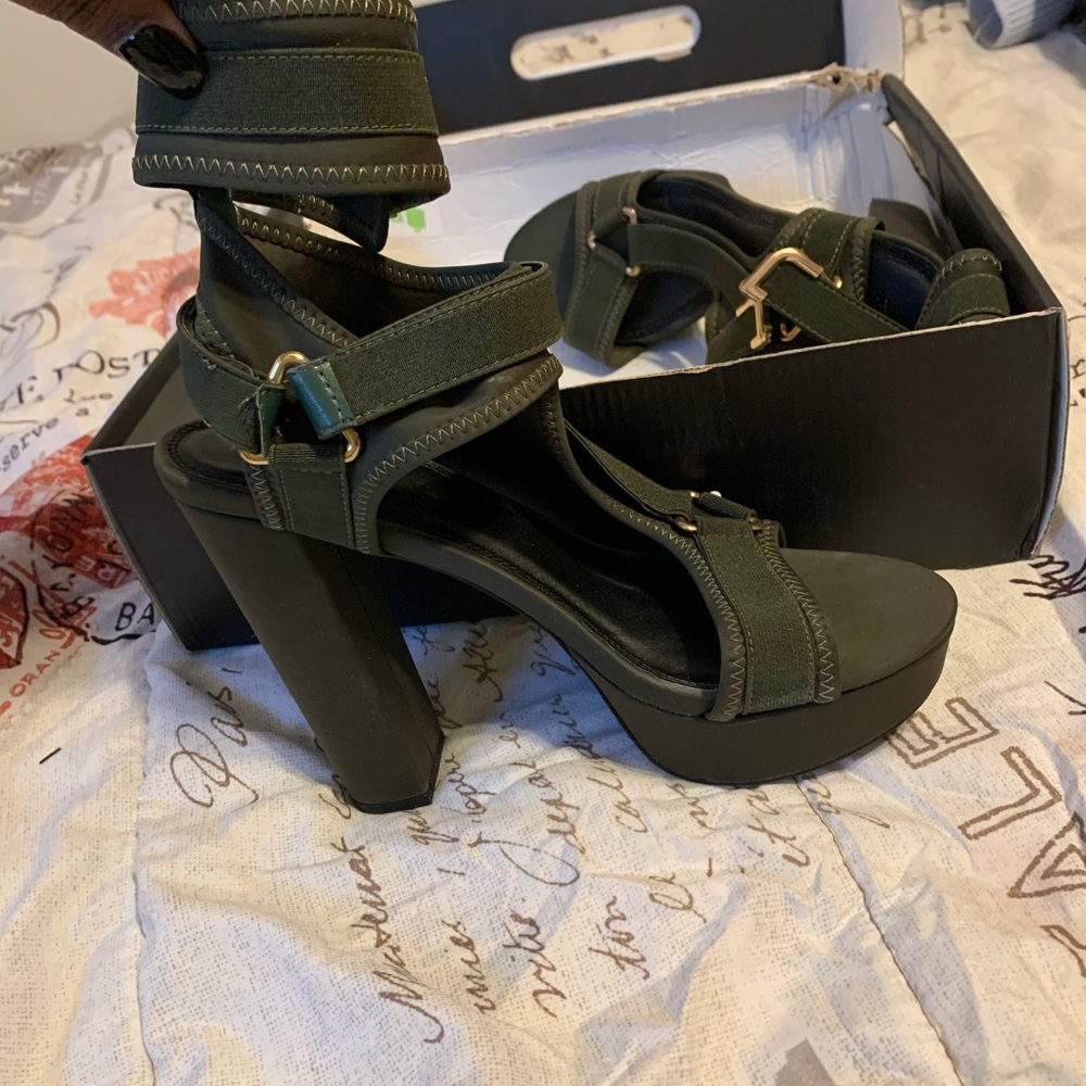 Heels - Picture 3 of 3